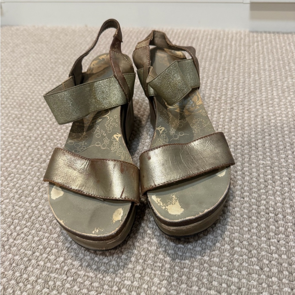 OTBT Platform Sandals - Picture 2 of 3